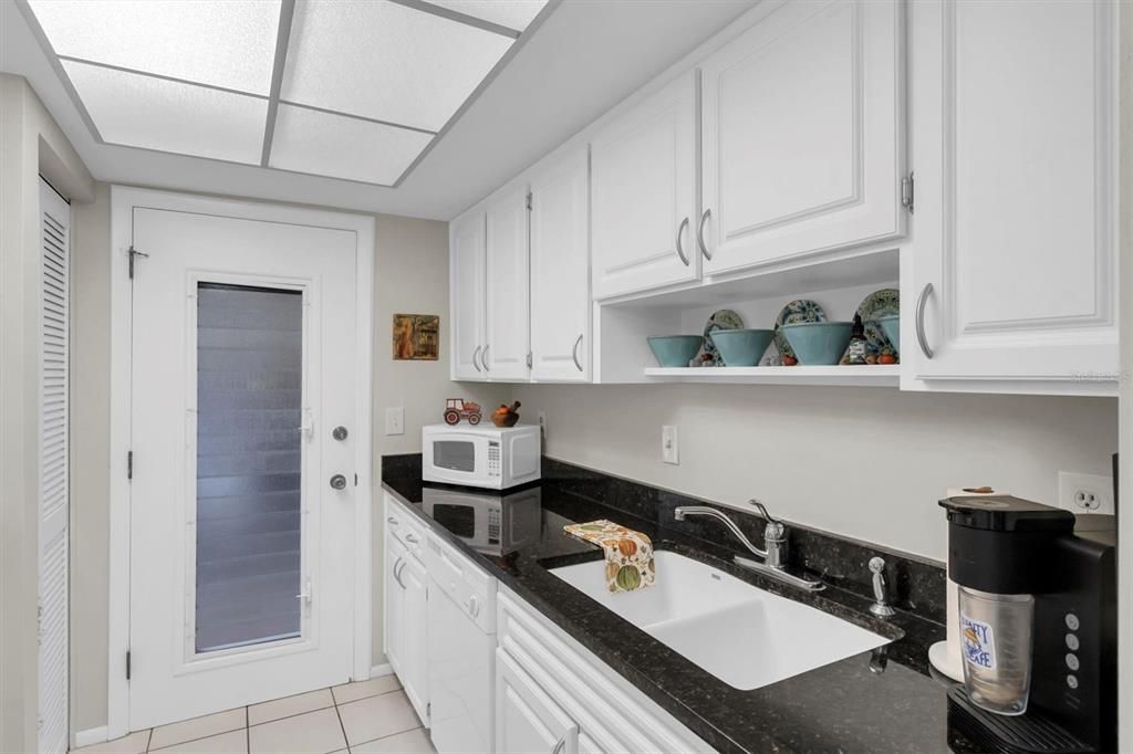 For Sale: $185,000 (1 beds, 1 baths, 814 Square Feet)