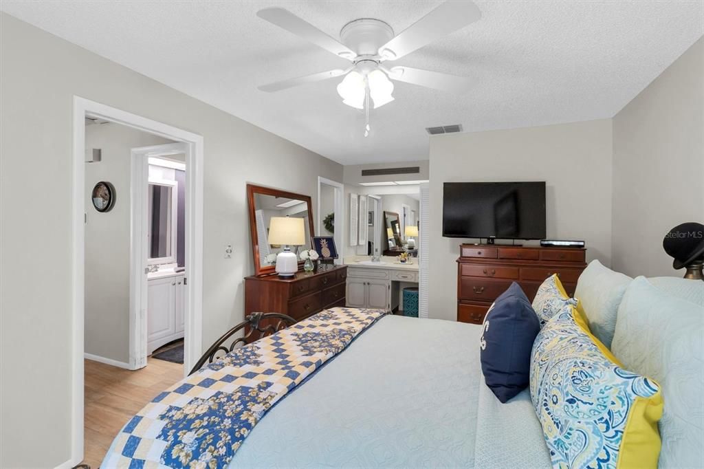 For Sale: $185,000 (1 beds, 1 baths, 814 Square Feet)