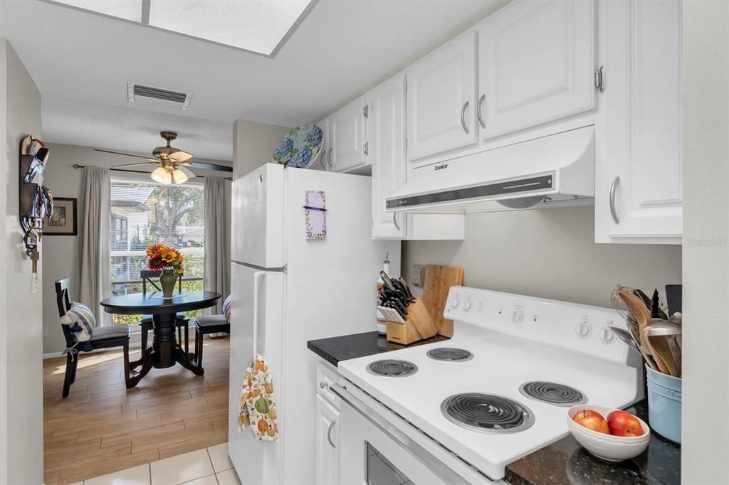 For Sale: $185,000 (1 beds, 1 baths, 814 Square Feet)