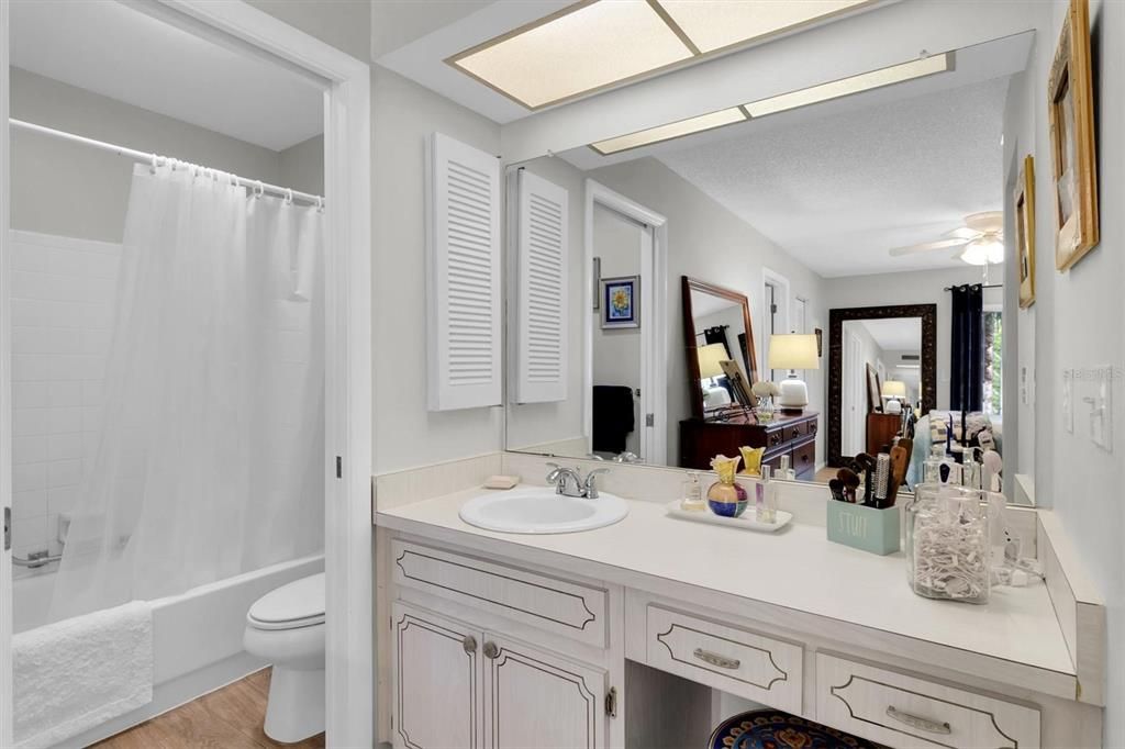 For Sale: $185,000 (1 beds, 1 baths, 814 Square Feet)