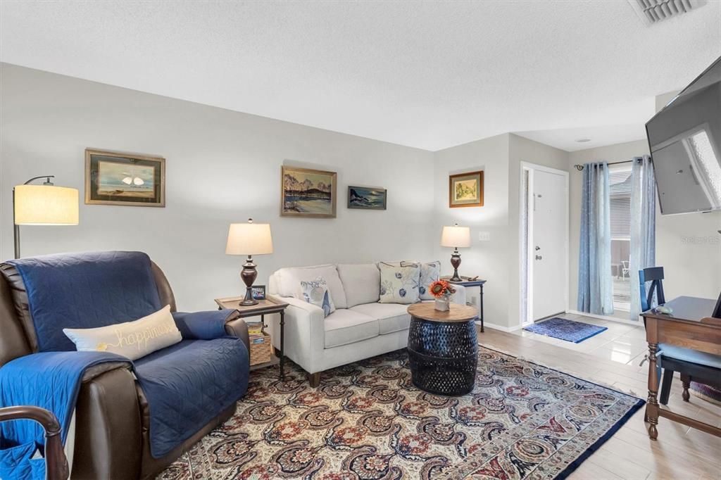 For Sale: $185,000 (1 beds, 1 baths, 814 Square Feet)