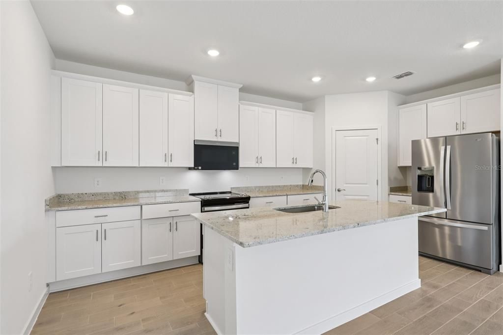 На продажу: $364,990 (4 спален, 3 ванн, 1842 Квадратных фут)