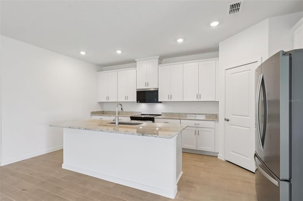 На продажу: $364,990 (4 спален, 3 ванн, 1842 Квадратных фут)