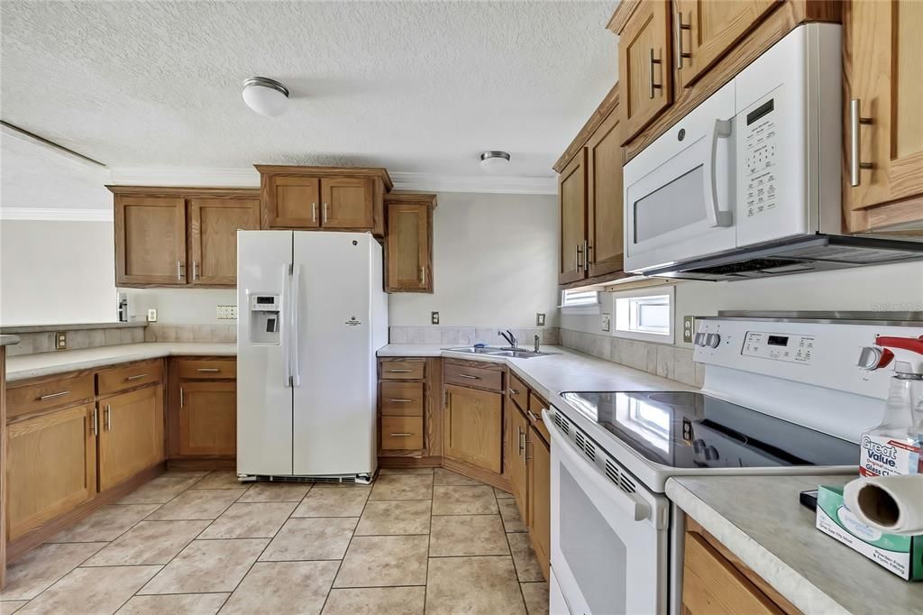 Active With Contract: $199,900 (3 beds, 2 baths, 1269 Square Feet)