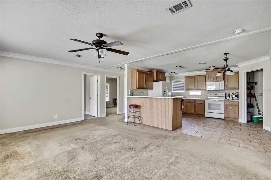 Active With Contract: $199,900 (3 beds, 2 baths, 1269 Square Feet)