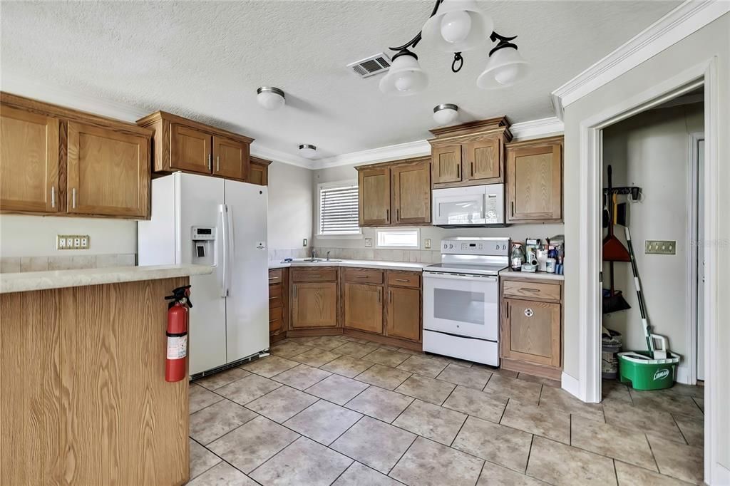 Active With Contract: $199,900 (3 beds, 2 baths, 1269 Square Feet)