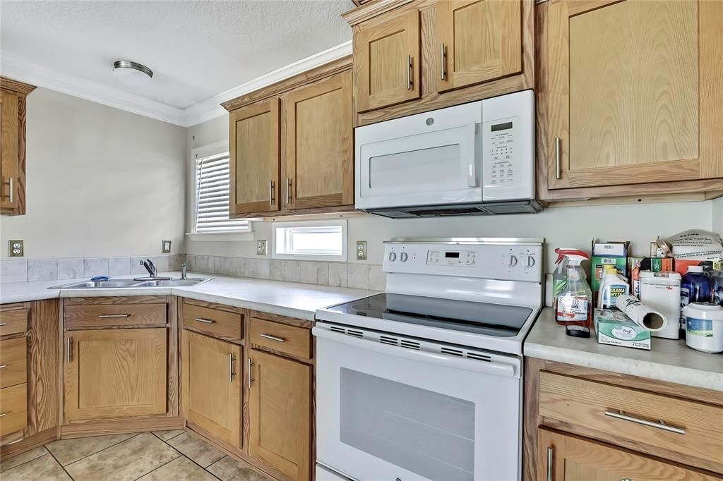 Active With Contract: $199,900 (3 beds, 2 baths, 1269 Square Feet)