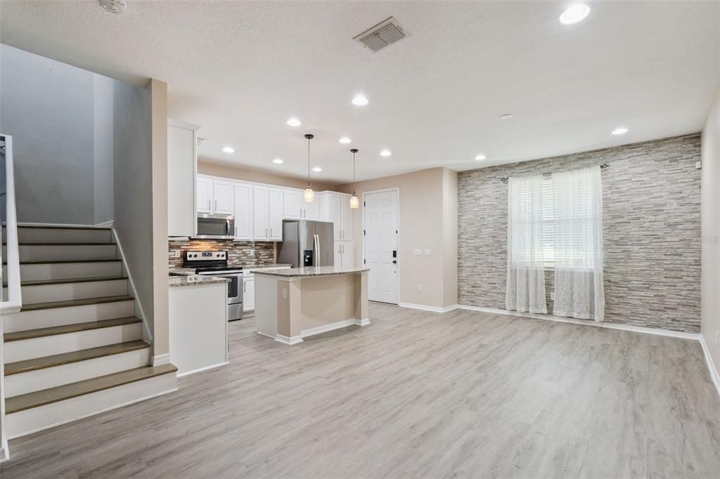 For Sale: $375,000 (2 beds, 2 baths, 1607 Square Feet)