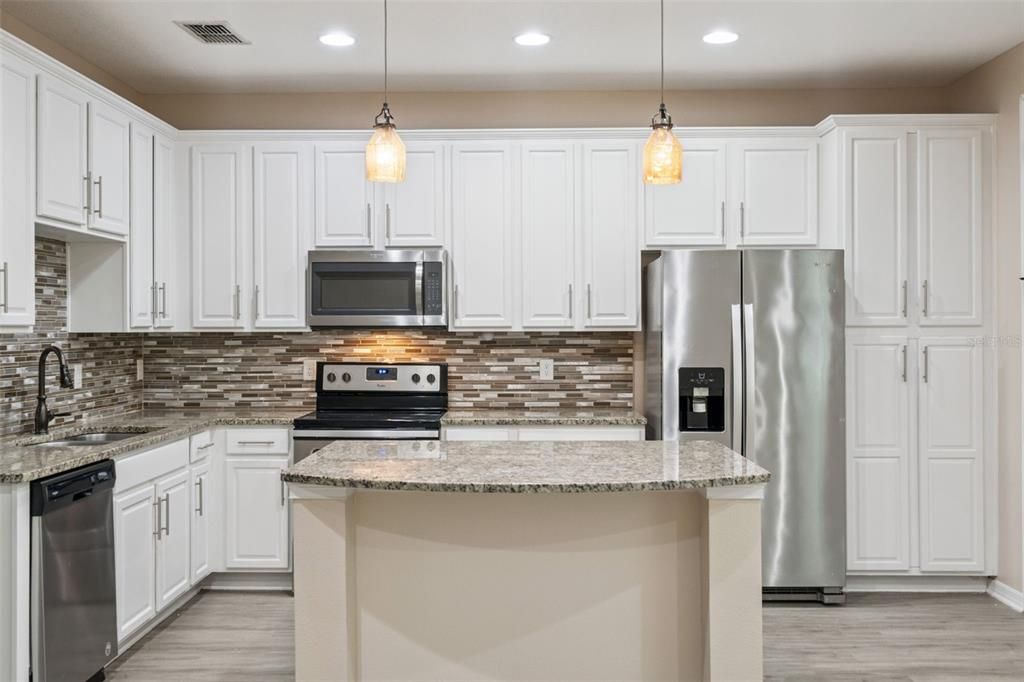 For Sale: $375,000 (2 beds, 2 baths, 1607 Square Feet)