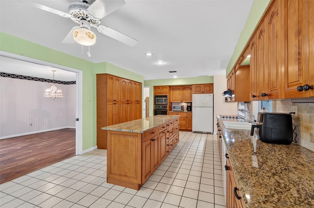 Active With Contract: $395,000 (3 beds, 3 baths, 2291 Square Feet)