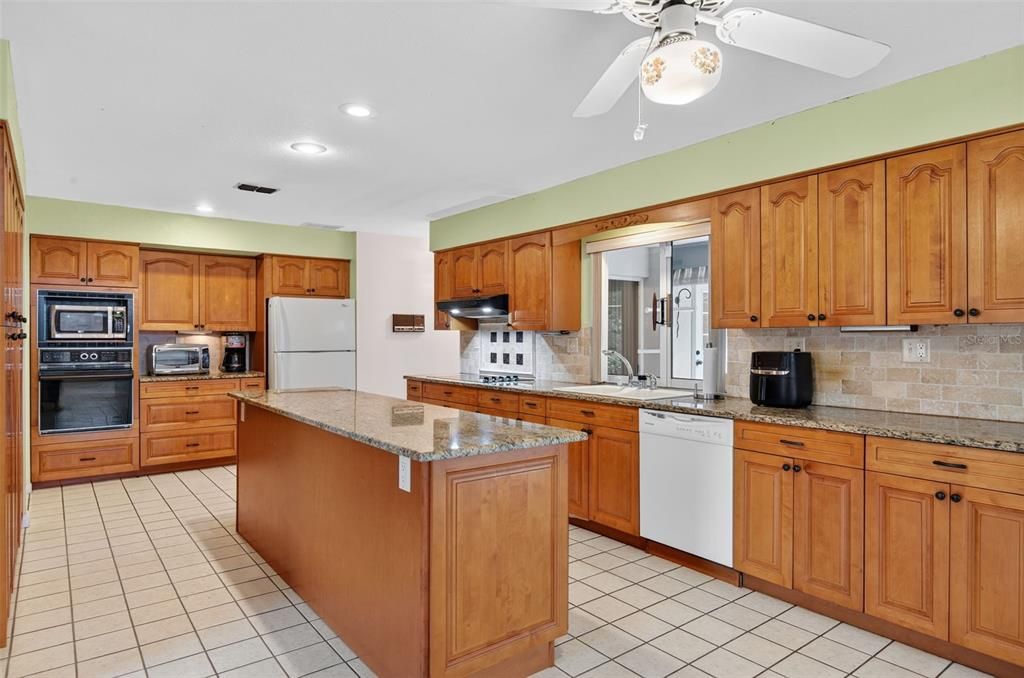 Active With Contract: $395,000 (3 beds, 3 baths, 2291 Square Feet)