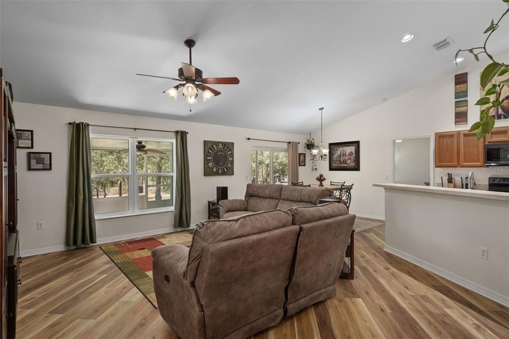 Под контрактом: $400,000 (3 спален, 2 ванн, 1998 Квадратных фут)