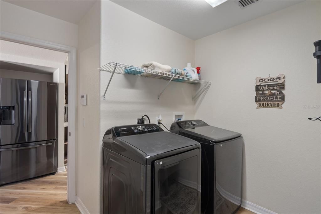 Под контрактом: $400,000 (3 спален, 2 ванн, 1998 Квадратных фут)