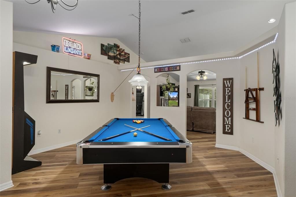 Под контрактом: $400,000 (3 спален, 2 ванн, 1998 Квадратных фут)