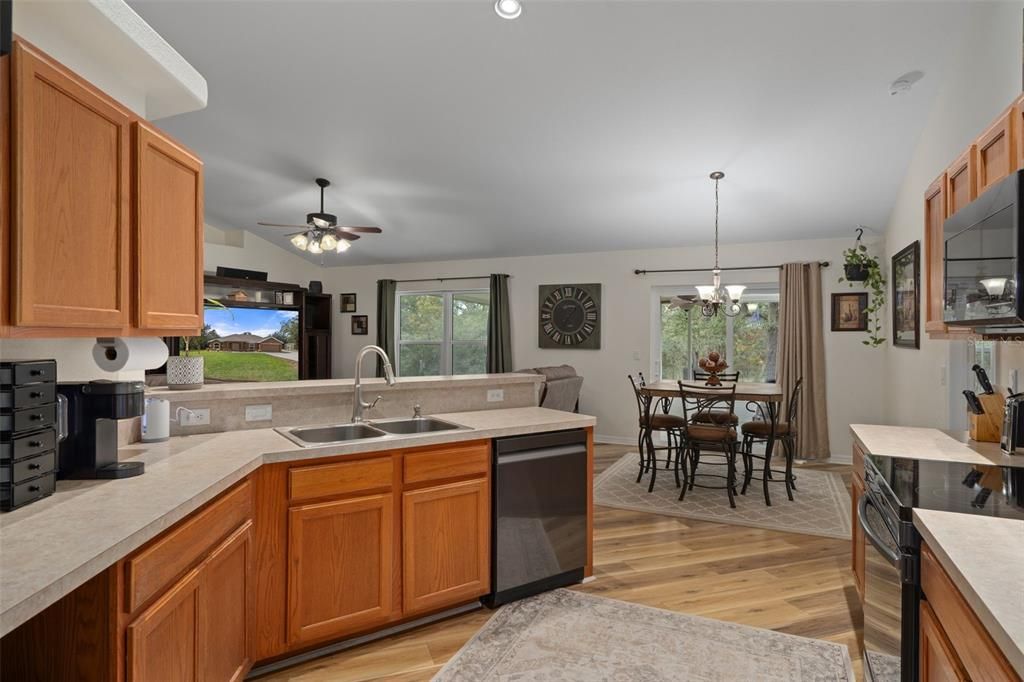 Под контрактом: $400,000 (3 спален, 2 ванн, 1998 Квадратных фут)