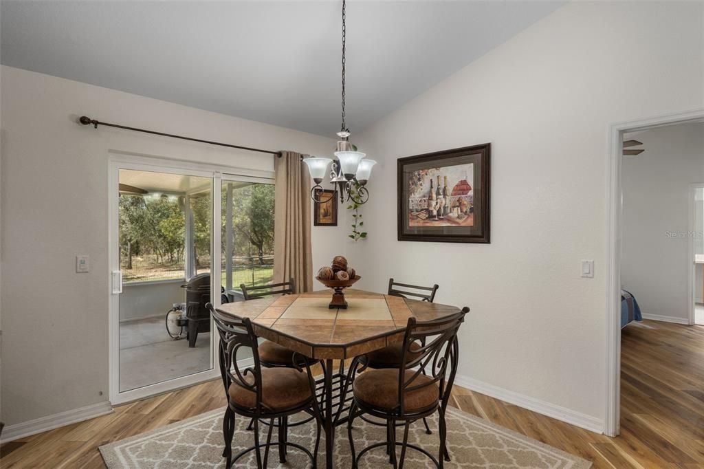 Под контрактом: $400,000 (3 спален, 2 ванн, 1998 Квадратных фут)