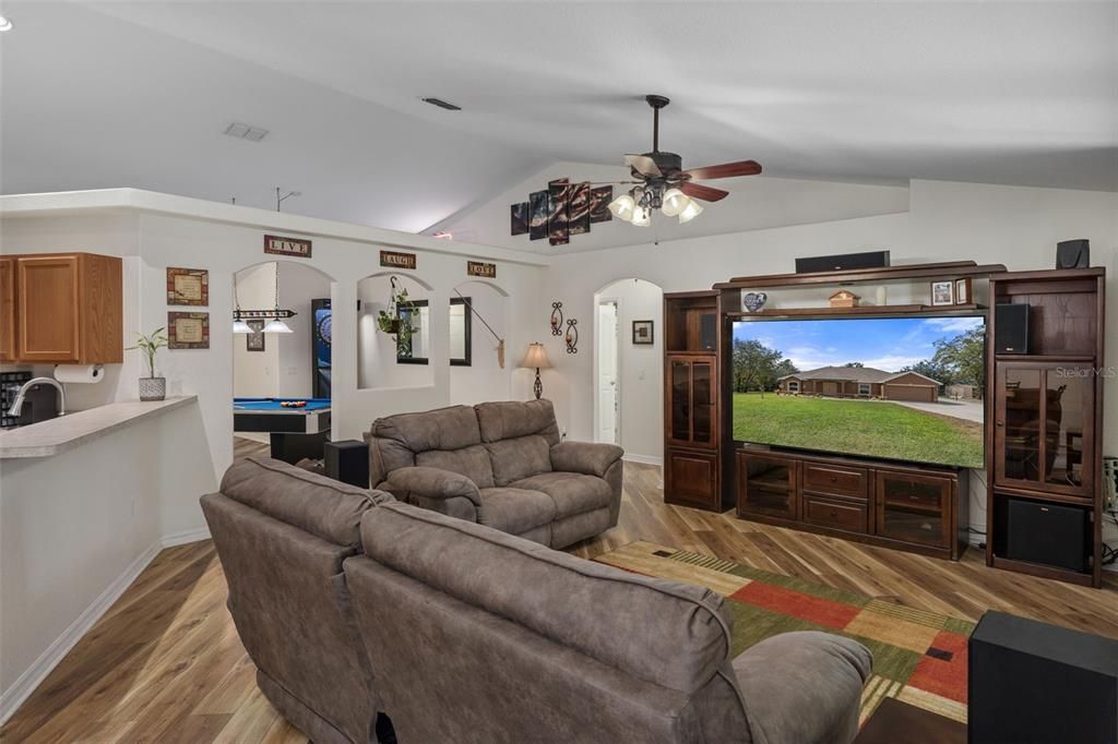 Под контрактом: $400,000 (3 спален, 2 ванн, 1998 Квадратных фут)