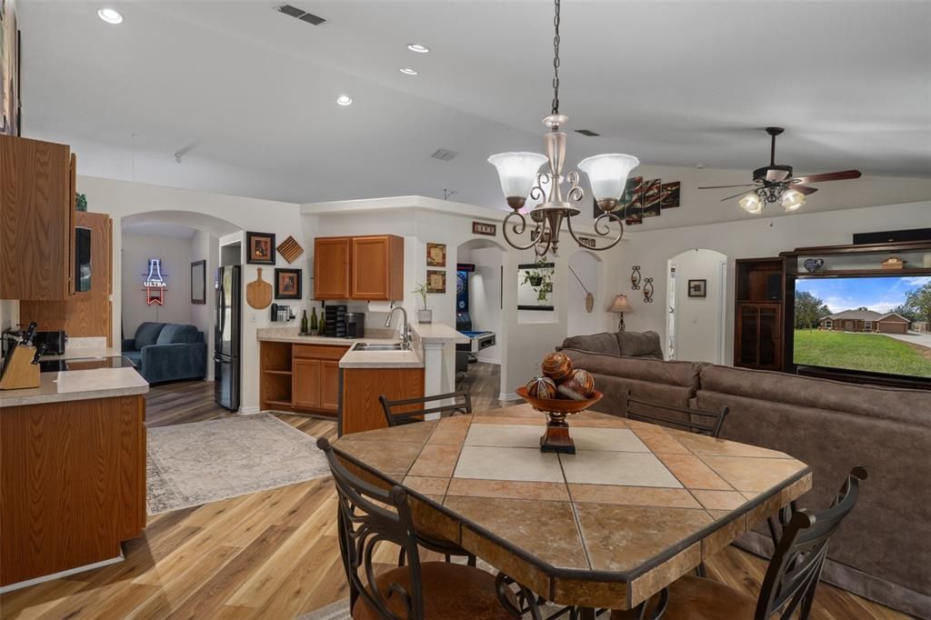 Под контрактом: $400,000 (3 спален, 2 ванн, 1998 Квадратных фут)