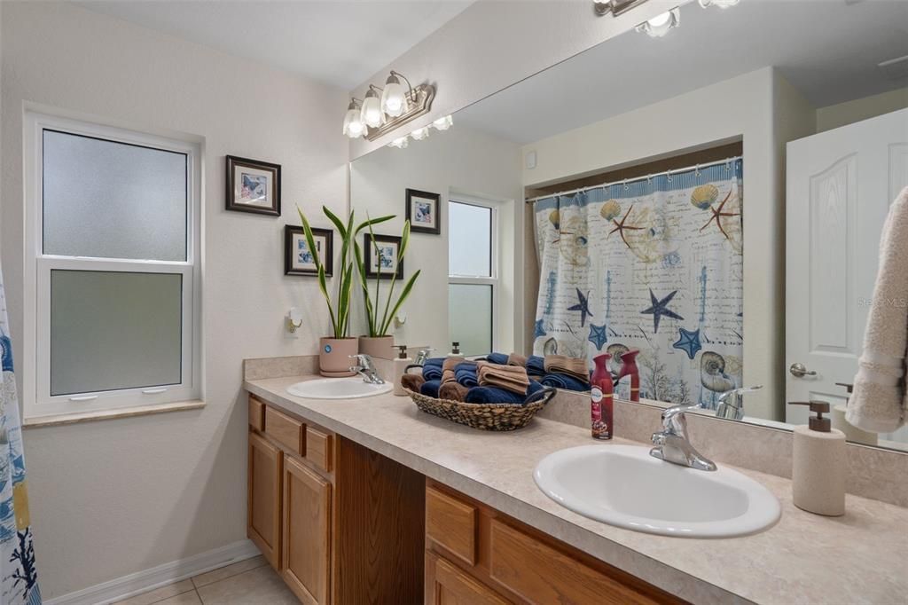 Под контрактом: $400,000 (3 спален, 2 ванн, 1998 Квадратных фут)