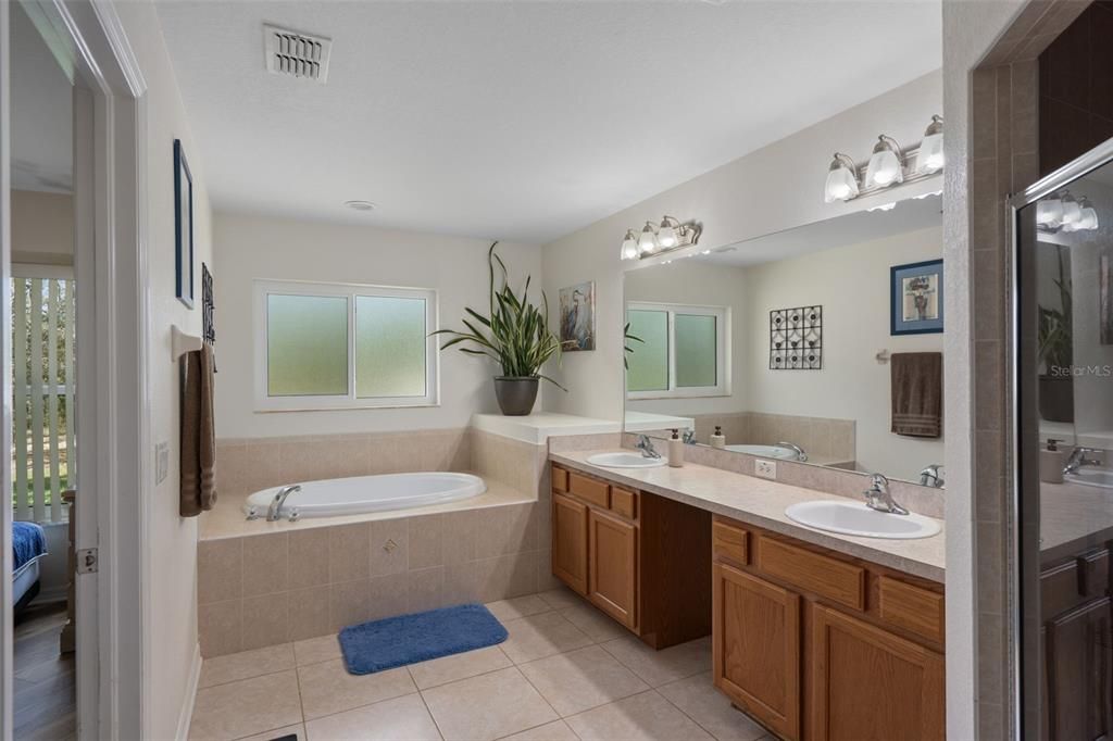 Под контрактом: $400,000 (3 спален, 2 ванн, 1998 Квадратных фут)