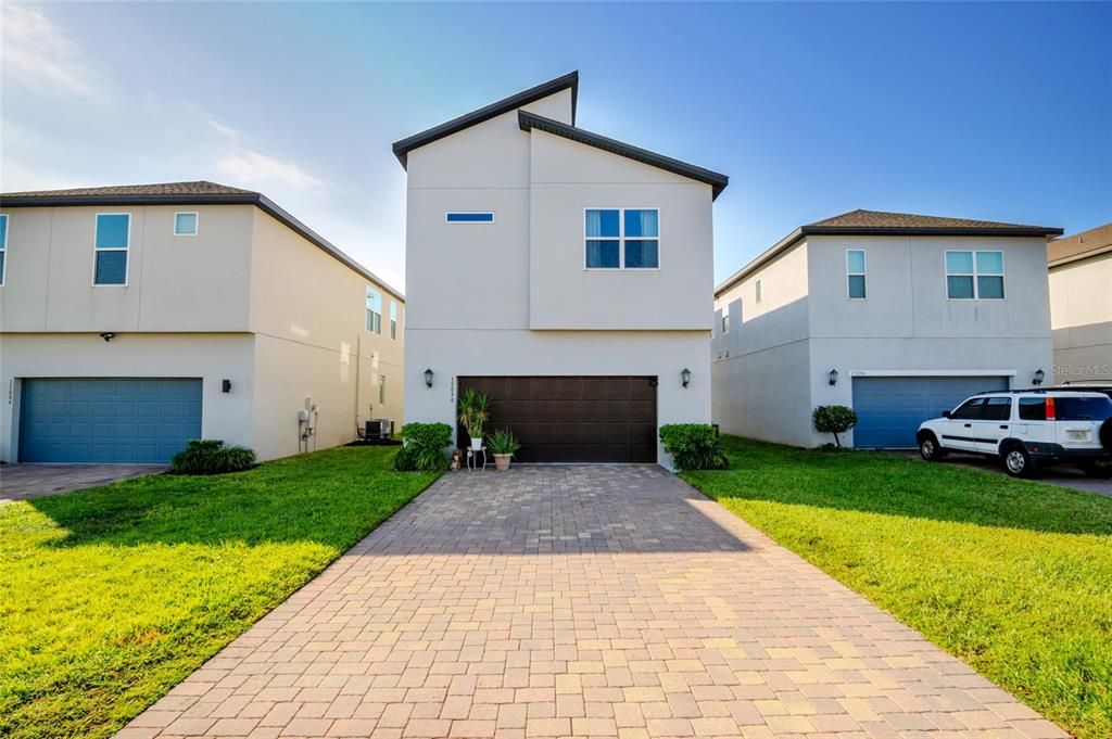 Activo con contrato: $2,900 (3 camas, 2 baños, 2082 Pies cuadrados)