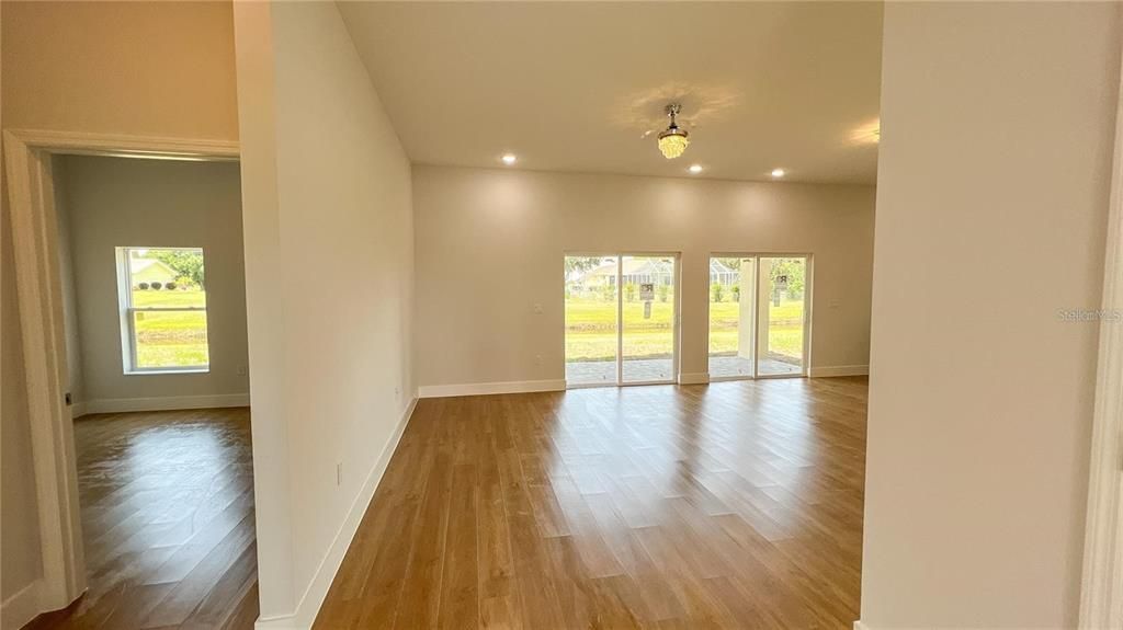 На продажу: $347,900 (3 спален, 2 ванн, 1586 Квадратных фут)