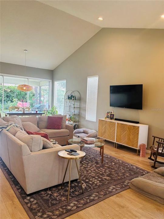 出租: $2,400 (3 贝兹, 2 浴室, 1401 平方英尺)