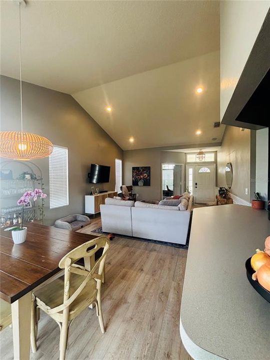 出租: $2,400 (3 贝兹, 2 浴室, 1401 平方英尺)