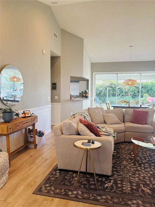 出租: $2,400 (3 贝兹, 2 浴室, 1401 平方英尺)