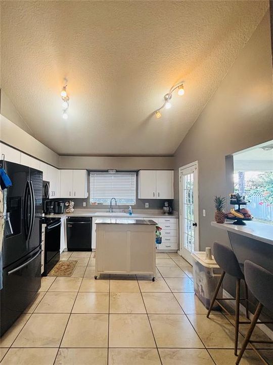 出租: $2,400 (3 贝兹, 2 浴室, 1401 平方英尺)