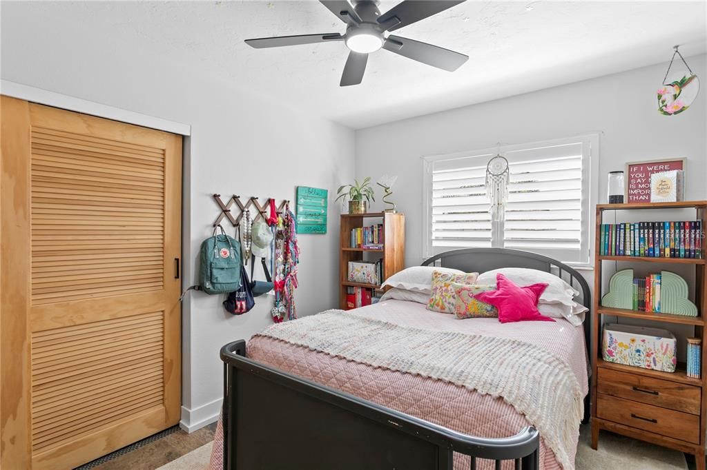 合同活跃: $725,000 (4 贝兹, 3 浴室, 2300 平方英尺)