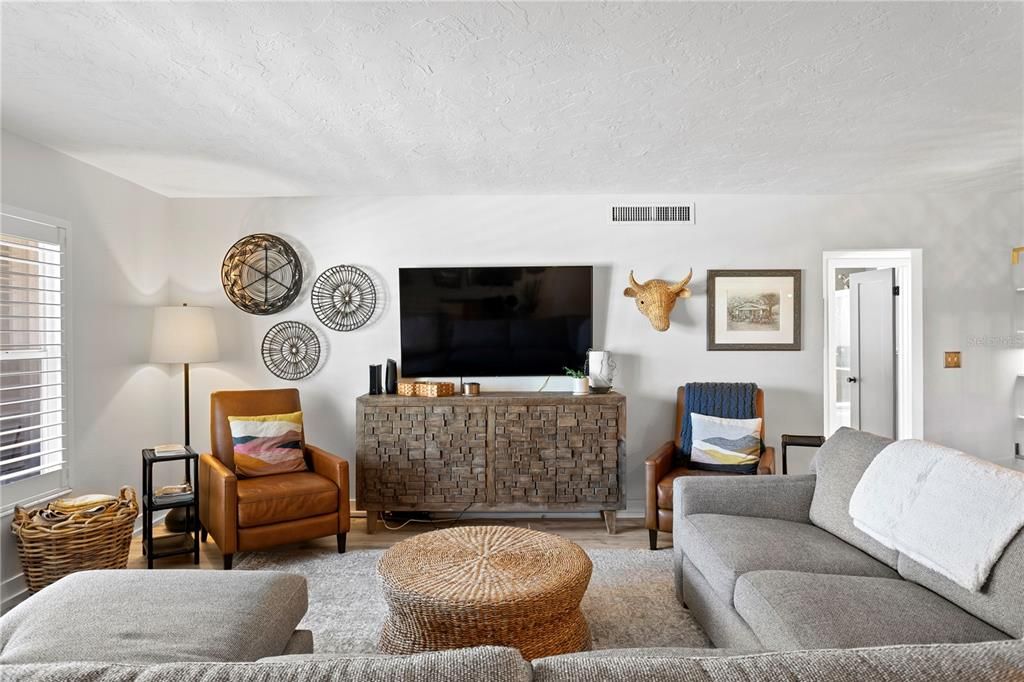 合同活跃: $725,000 (4 贝兹, 3 浴室, 2300 平方英尺)