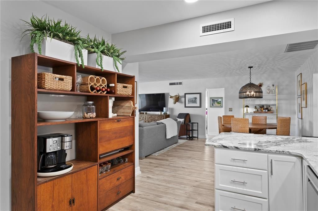 合同活跃: $725,000 (4 贝兹, 3 浴室, 2300 平方英尺)