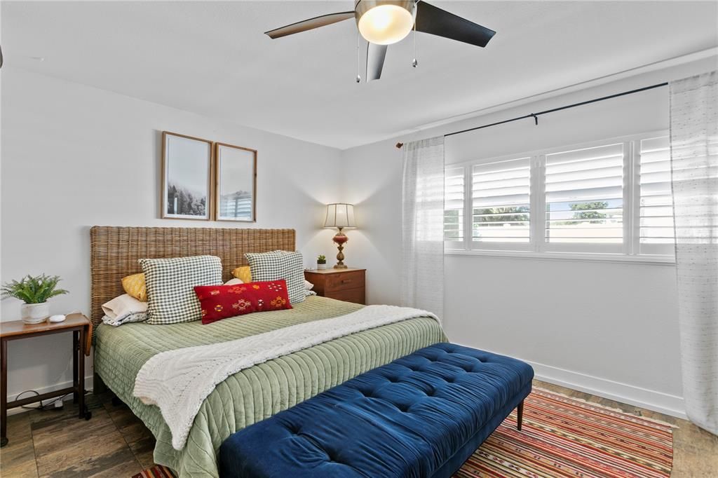 合同活跃: $725,000 (4 贝兹, 3 浴室, 2300 平方英尺)