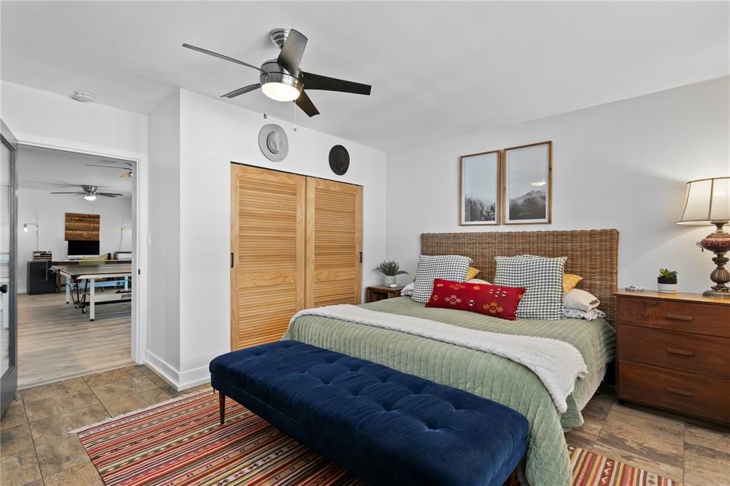 合同活跃: $725,000 (4 贝兹, 3 浴室, 2300 平方英尺)