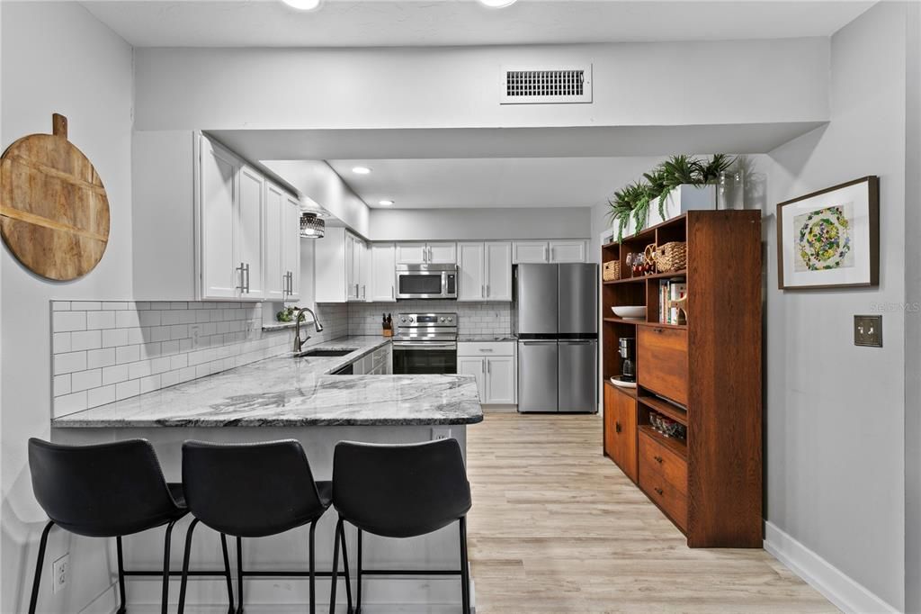 合同活跃: $725,000 (4 贝兹, 3 浴室, 2300 平方英尺)