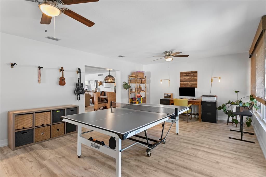 合同活跃: $725,000 (4 贝兹, 3 浴室, 2300 平方英尺)