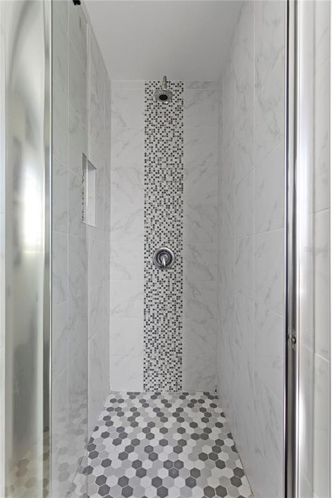 合同活跃: $725,000 (4 贝兹, 3 浴室, 2300 平方英尺)