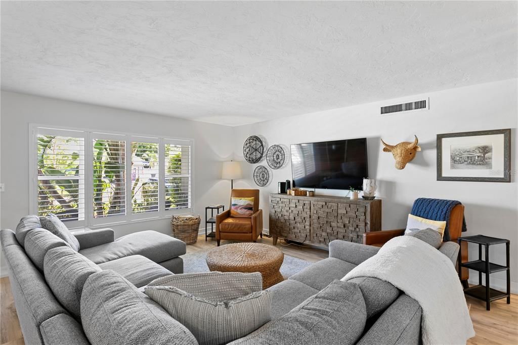 合同活跃: $725,000 (4 贝兹, 3 浴室, 2300 平方英尺)