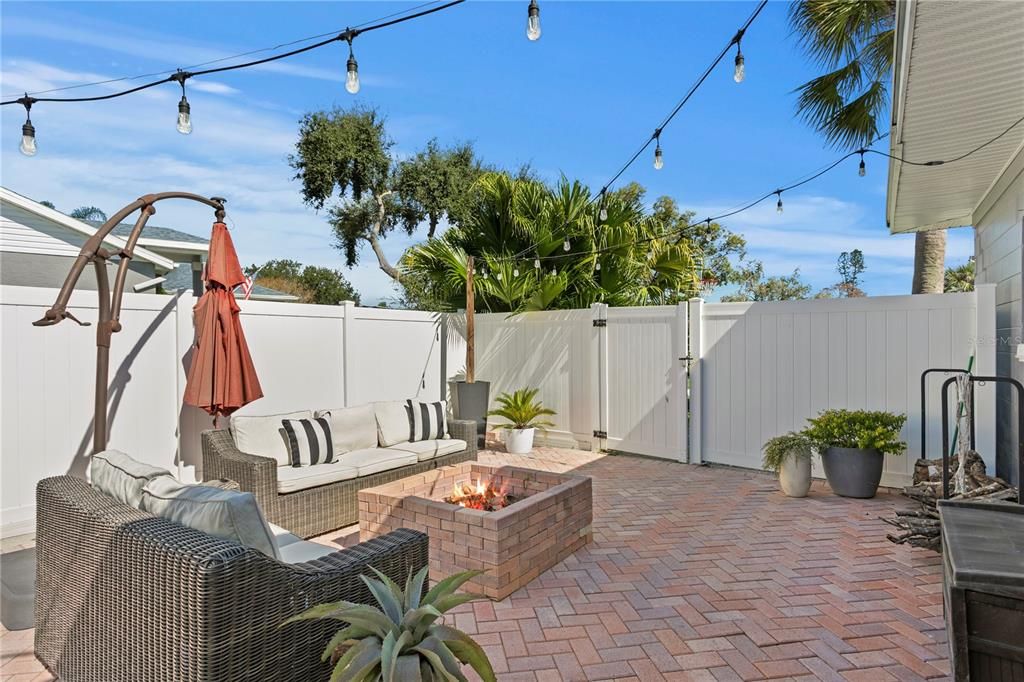 合同活跃: $725,000 (4 贝兹, 3 浴室, 2300 平方英尺)