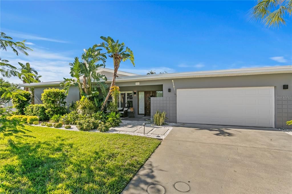 合同活跃: $725,000 (4 贝兹, 3 浴室, 2300 平方英尺)