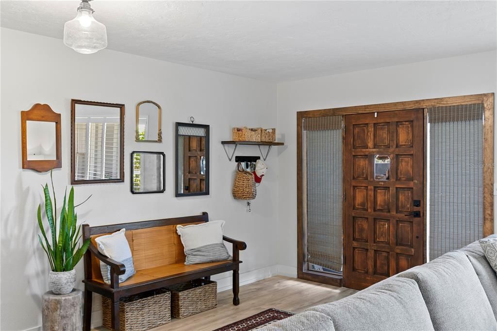 合同活跃: $725,000 (4 贝兹, 3 浴室, 2300 平方英尺)