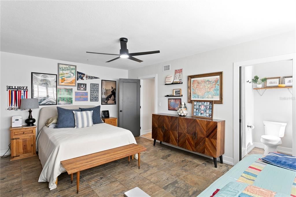 合同活跃: $725,000 (4 贝兹, 3 浴室, 2300 平方英尺)