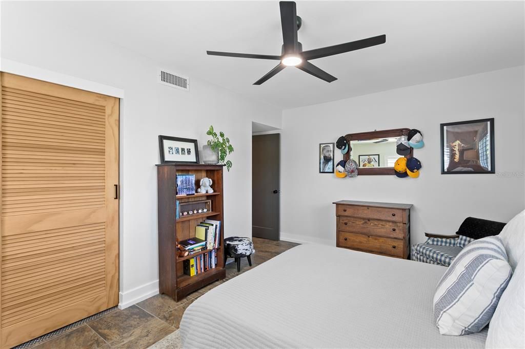 合同活跃: $725,000 (4 贝兹, 3 浴室, 2300 平方英尺)