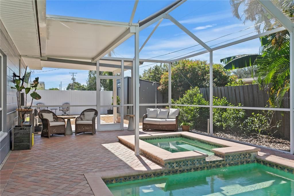 合同活跃: $725,000 (4 贝兹, 3 浴室, 2300 平方英尺)