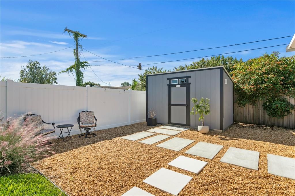 合同活跃: $725,000 (4 贝兹, 3 浴室, 2300 平方英尺)