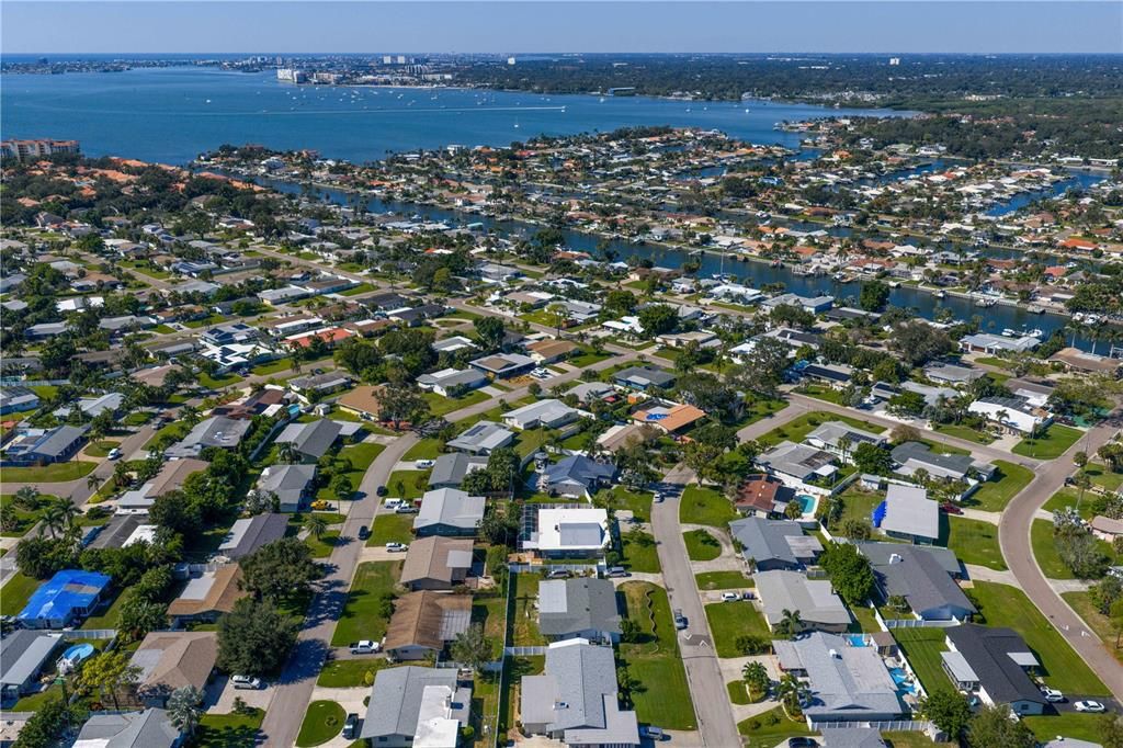 合同活跃: $725,000 (4 贝兹, 3 浴室, 2300 平方英尺)