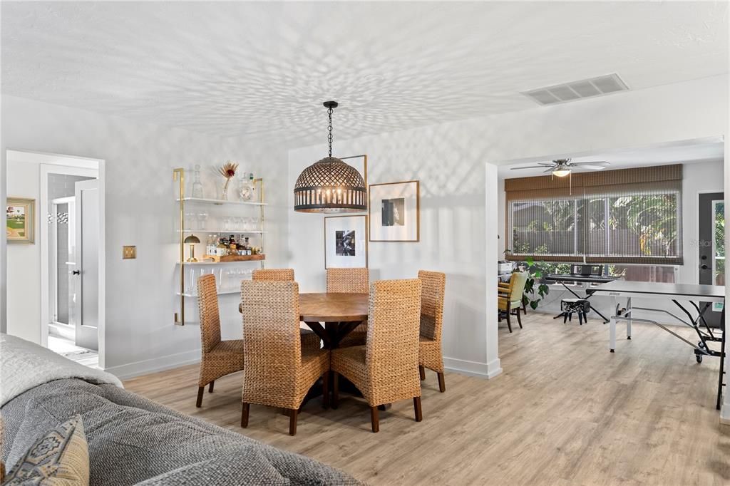 合同活跃: $725,000 (4 贝兹, 3 浴室, 2300 平方英尺)