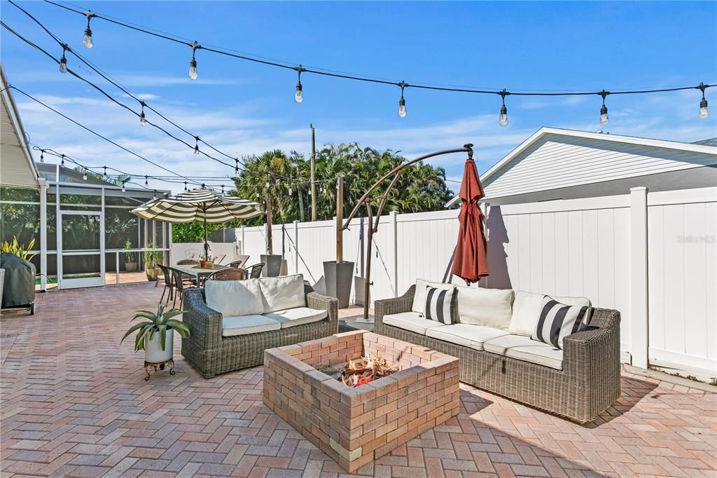 合同活跃: $725,000 (4 贝兹, 3 浴室, 2300 平方英尺)