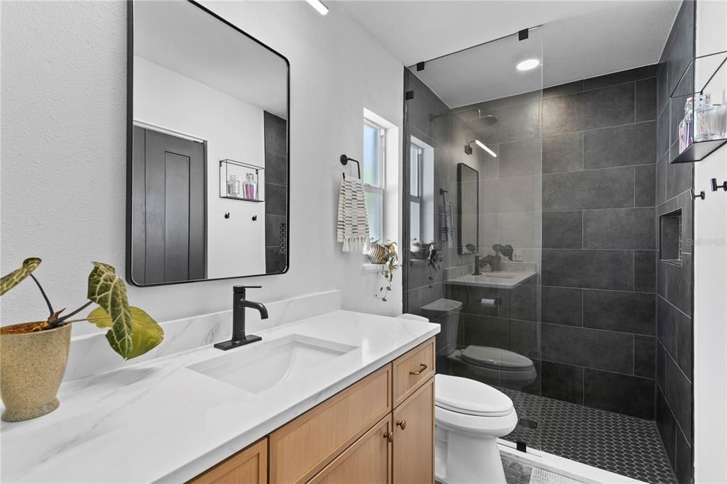 合同活跃: $725,000 (4 贝兹, 3 浴室, 2300 平方英尺)